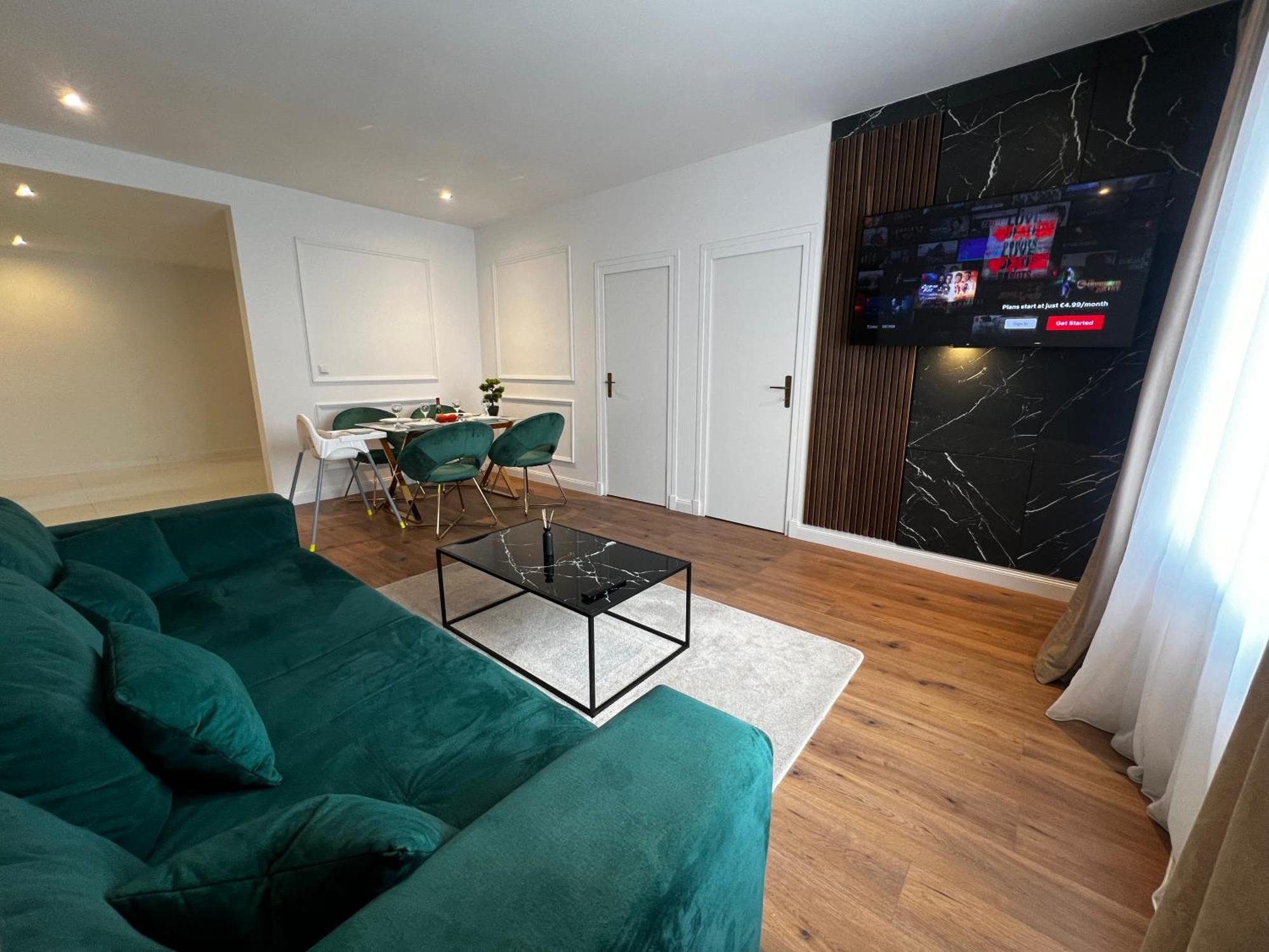 105 Quadratmeter Apartment, Parkplatz, Kinderfreundlich, 6 Personen, Wifi, Vollausgestattete Kueche, Crimmitschau Exterior foto
